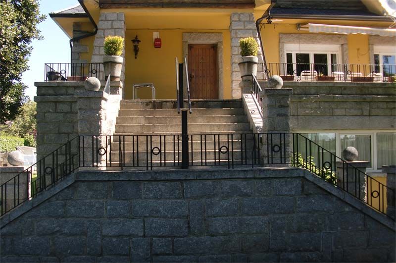 Residencia Guadarrama fachada amarilla
